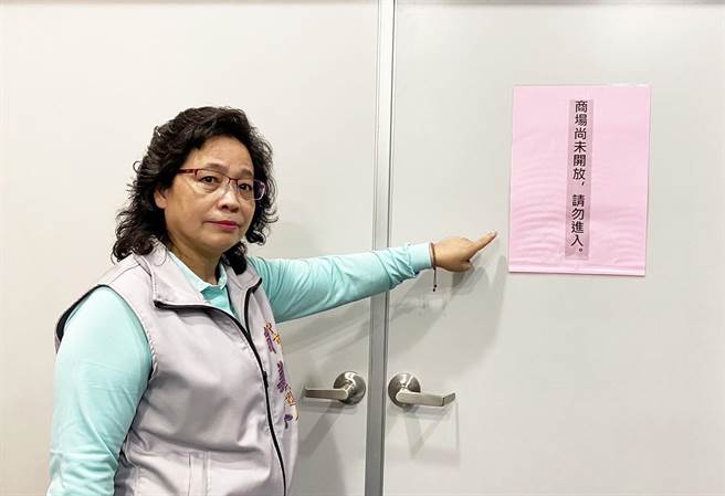 翁美春说，她走上2楼商场楼层，发现大门深锁，门上张贴「商场尚未开放，请勿进入」。(市议员候选人翁美春提供)