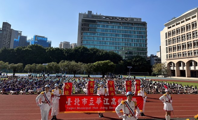 华江高中纠察队带着校旗进场。(摄/景义婷)