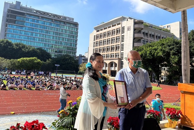 华江高中校长颁发感谢状。(摄/景义婷)