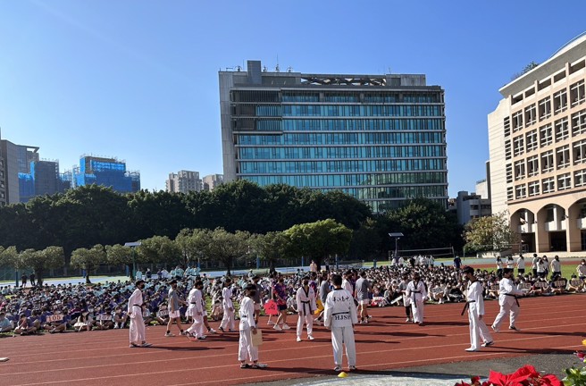 华江高中体育班创意进场演出。(摄/景义婷)