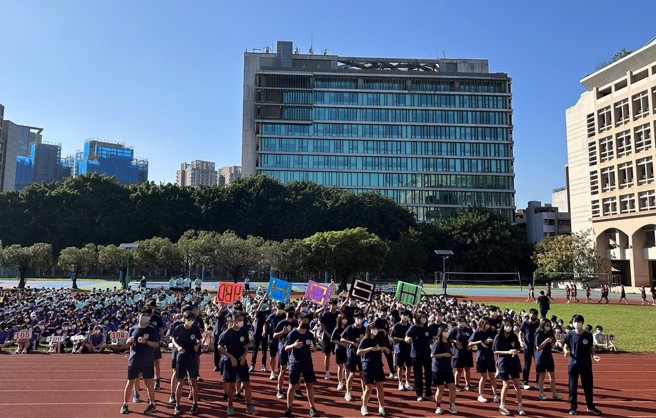 华江高中创意进场，学生活力四射。(摄/景义婷)