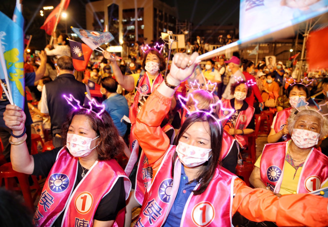 競選連任的新北市長侯友宜12日晚上在板橋第一運動場舉辦「六都合體大造勢」，藍營的支持者隨著音樂搖旗吶喊，炒熱氣氛。（陳怡誠攝）