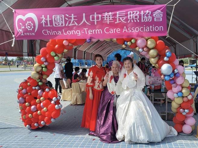 月香阿嬷（右一）很开心中华长照协会办此次活动，让他们能体验婚纱圆梦。（中华长照协会提供／廖素慧嘉县传真）