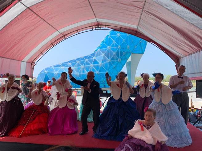 阿公阿嬷盛装打扮表演热歌劲舞，high翻全场。 （中华长照协会提供／廖素慧嘉县传真）