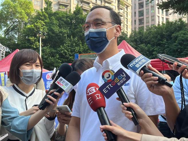 朱立倫指林佳龍陣營透過申請場地創造政治議題與悲情。（王揚傑攝）