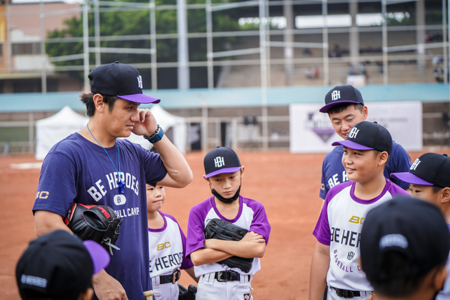 陈镛基（左）。（展逸国际提供）