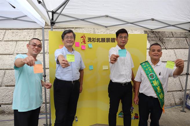 竹东洗衫坑音乐会设置一面愿景墙，民眾可写下心愿贴上。（邱立雅摄）