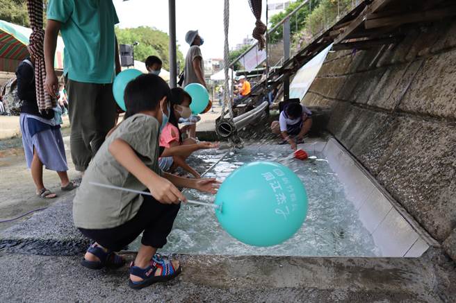 竹东洗衫坑音乐会12日下午于中兴河道举办，当地民眾前来玩水听音乐会。（邱立雅摄）