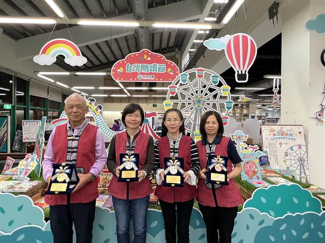 文化局志工表现优异，今年多人荣获全国绩优志工奖项，左起金质奖得主蔡瑞达、银质奖黄美玲及范幸姬及铜质奖温淑婷。（新竹县府提供／邱立雅竹县传真）
