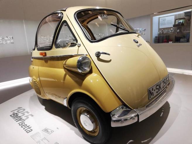 位于德国慕尼黑的BMW博物馆内陈设一款BMW在1950年代销售的迷你车Isetta，这款车的车门从前方开启，被形容像是打开冰箱门。（图/ 中央社）
