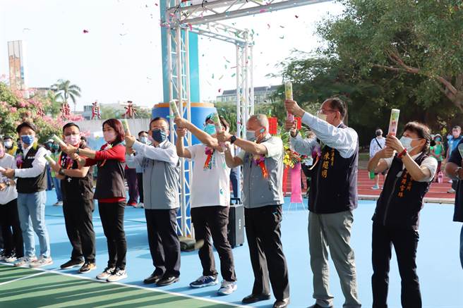 苗栗县头份市永贞国小新建风雨球场及操场跑道启用仪式，以鸣放礼炮取代剪彩。（苗栗县政府提供／李京升苗栗传真）