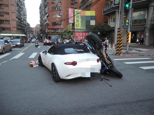 大型重機衝撞自小客車。（民眾提供）