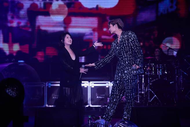 苗可麗（左）與炎亞綸同台合唱。（吾夜Soul Fun生活節提供）