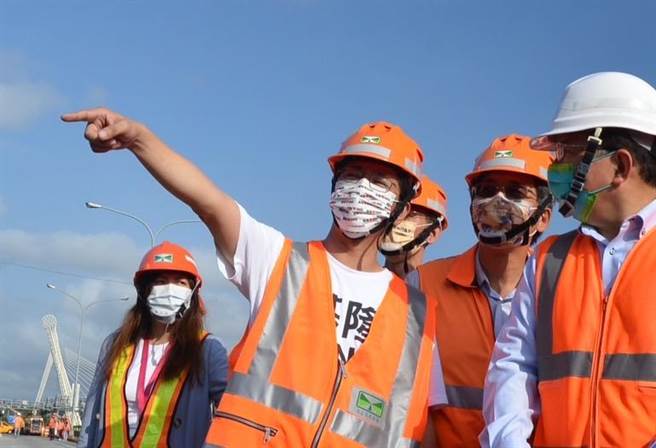 民進黨基隆市長候選人蔡適應（圖前左）12日下午視察國道邊坡坍方現場，並表示將向市民傳達切實有感、能夠落實的政見，爭取未表態市民的支持。（蔡適應競選總部提供／張志康基隆傳真）