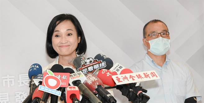 國民黨高雄市長候選人柯志恩（左）在會後提醒高雄市長陳其邁，不用再懷念韓國瑜。（林瑞益攝）