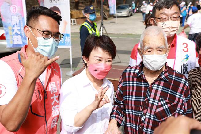 卢秀燕今天参加市议员候选人杨大鋐举办的政见说明会，一位93岁的陆伯伯，特别指着牙齿跟市长说「这是市政府补助的假牙，谢谢卢市长」。（卢秀燕竞总提供／张亦惠台中传真）