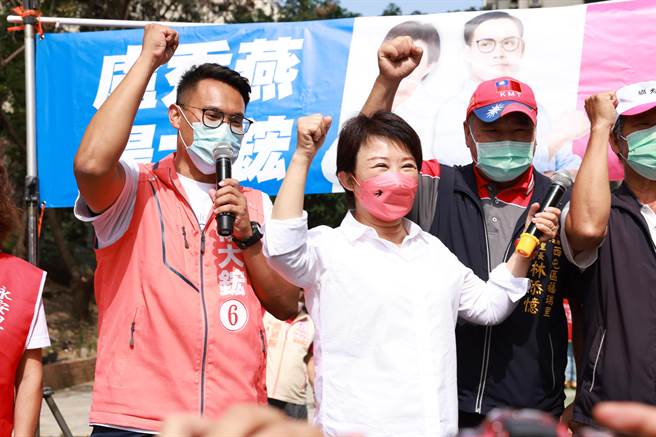 卢秀燕今天到国安国宅参加市议员候选人杨大鋐举办的政见说明会。（卢秀燕竞总提供／张亦惠台中传真）