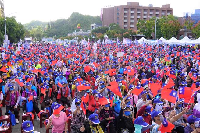 争取连任的台东县长候选人饶庆铃今天在台东市民广场举办团结造势大会。（蔡旻妤摄）