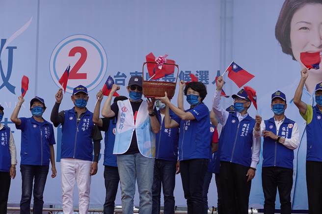 争取连任的台东县长候选人饶庆铃今天在台东市民广场举办团结造势大会。（蔡旻妤摄）