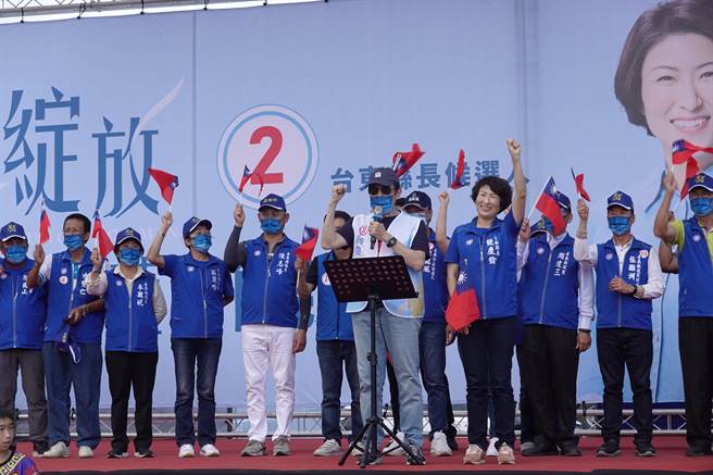 争取连任的台东县长候选人饶庆铃今天在台东市民广场举办团结造势大会。（蔡旻妤摄）