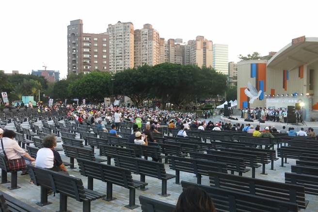 林佳龍今在永和仁愛公園舉行活動，雖然今日適逢六日，但現場人潮稀疏，目視未滿千人，顯見在深藍選區未獲太大支持。（蔡雯如攝）
