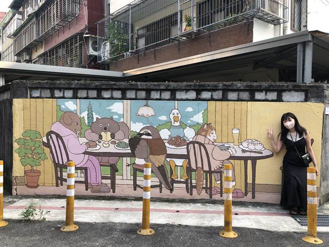 「台北街角遇见设计」于11月12日至12月11日，在信义区带来7件作品，邀民眾持续发现台北充满温度的城市风景，图为插画家李玮恩创作的壁画〈动物欢乐会〉。（张芷瑜摄）