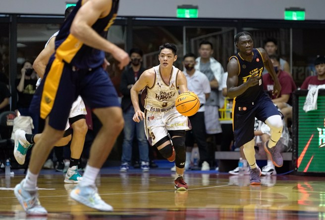 猎鹰后卫谷毛唯嘉全力运球突破前进。(台南台钢猎鹰提供)