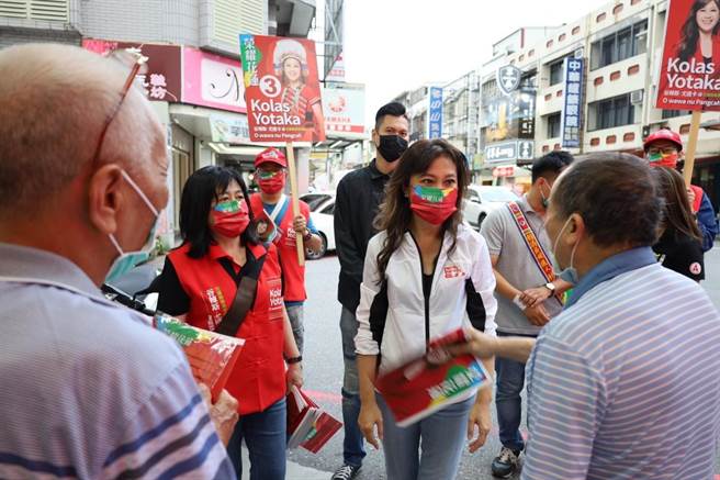 民進黨花蓮縣長候選人Kolas Yotaka掃街拜票，密集透過臉書質問縣府施政。（競選辦公室提供）