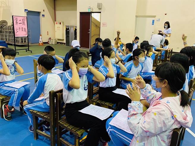 台中市大同国小与伊甸基金会合作，举办特教宣导活动，让学生体验视、听及肢障生在生活及学习上的困难。（大同国小提供／陈淑芬台中传真）