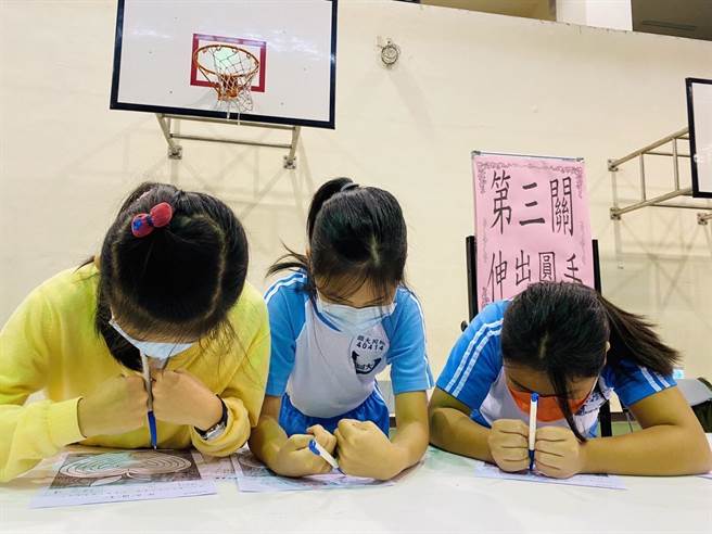 台中市大同国小与伊甸基金会合作，举办特教宣导活动，让学生体验视、听及肢障生在生活及学习上的困难。（大同国小提供／陈淑芬台中传真）