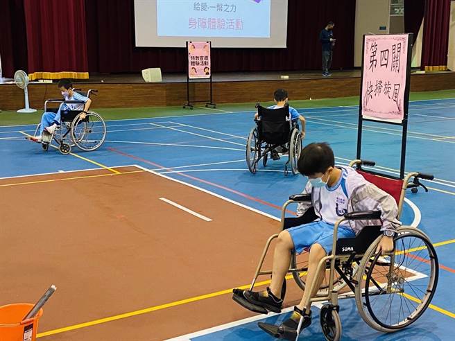 台中市大同国小与伊甸基金会合作，举办特教宣导活动，让学生体验视、听及肢障生在生活及学习上的困难。（大同国小提供／陈淑芬台中传真）