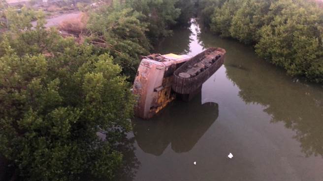 安南区土城一处大排有挖土机掉落，吴姓司机也落水初步急救无呼吸心跳。（读者提供／程炳璋台南传真）