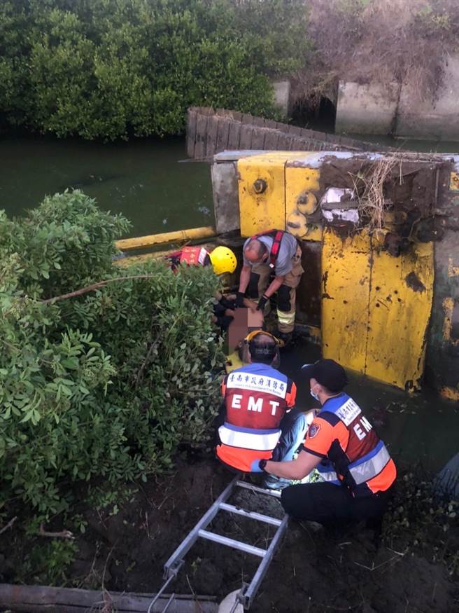 警消救起挖土机司机急救。（读者提供／程炳璋台南传真）