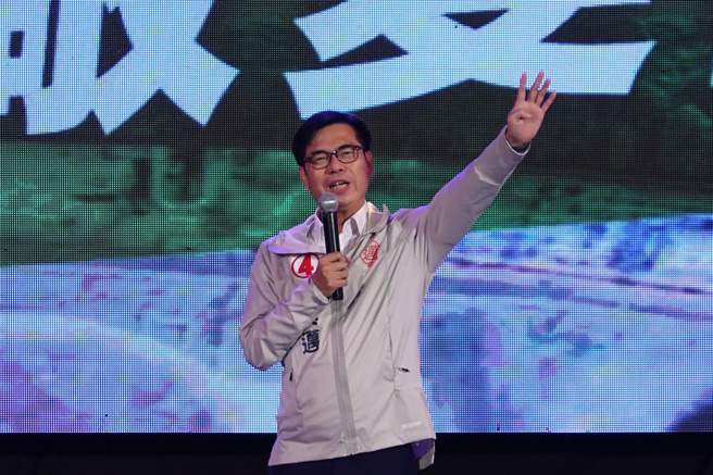 高雄市长陈其迈在凯道「1112『为台湾鼓舞』凯道造势晚会」中助讲辅选。（姚志平摄）