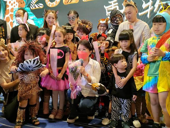 台中市长卢秀燕周末行程满檔，12日下午出席台中市美容业职业工会举办的「动物狂欢夜」亲子活动，看到现场满是小朋友，直呼「忘记疲惫」。（潘虹恩摄）
