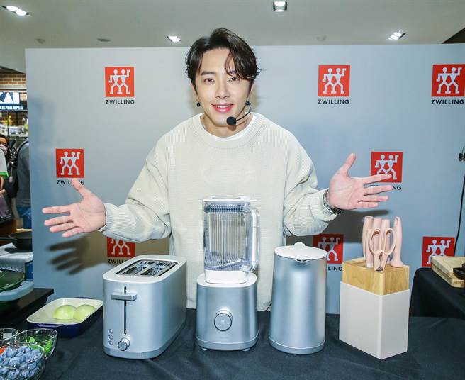 坤达今出席德国双人集团厨具代言活动。（粘耿豪摄）