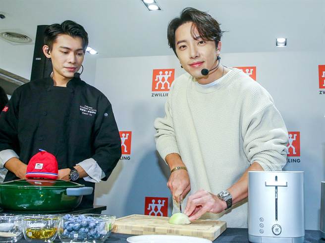 坤达在活动现场大展厨艺。（粘耿豪摄）