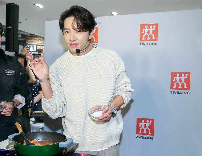 坤达搞笑撒盐。（粘耿豪摄）