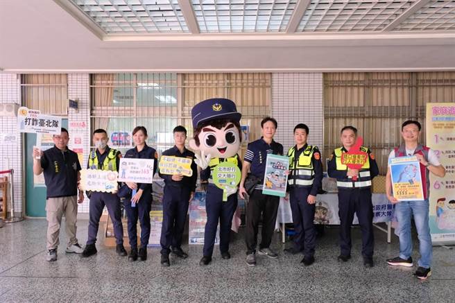 北市少年警察隊12日到育成高中擺攤，宣導「校園反霸凌、網路交友安全」等主題。(翻攝照片／林郁平台北傳真）