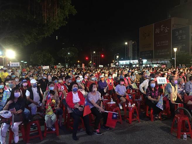 許多選民到場支持，記者目測約有2500名。（崔正綱攝）
