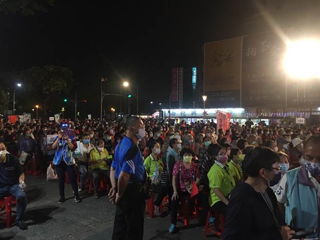 許多選民到場支持，記者目測約有2500名。（崔正綱攝）