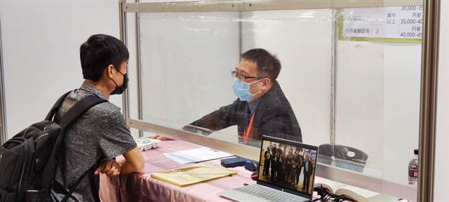 勞動部勞動力發展署北基宜花金馬分署今日在三重綜合體育館辦理「2022台灣就業通北區觀光產業徵才活動」。（林良齊攝）