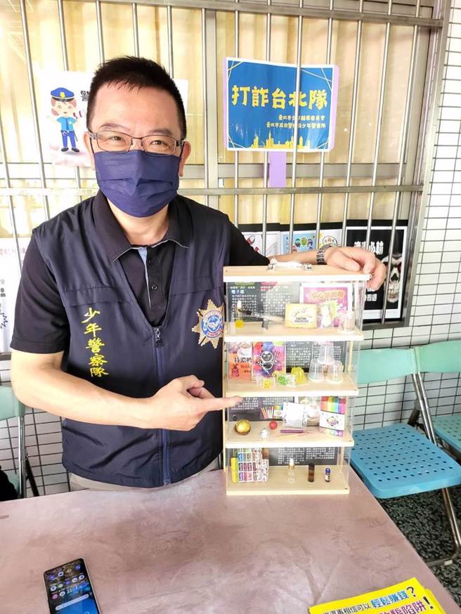 少年隊藉由宣講、圖片、遊戲、有獎徵答及發放宣導品等方式進行宣導，以提升學生自我保護意識，灌輸青少年遵紀守法的觀念。(翻攝照片／林郁平台北傳真）