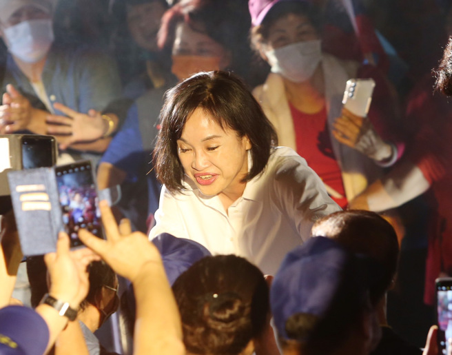 競選連任的新北市長侯友宜12日晚上在板橋第一運動場舉辦「六都合體大造勢」，藍營的高雄市長候選人柯志恩在群眾歡呼聲進場。（陳怡誠攝）