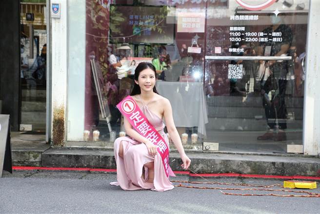 升格人妻的鄭家純今天出席自創品牌新店開幕記者會。（千巡影世提供）