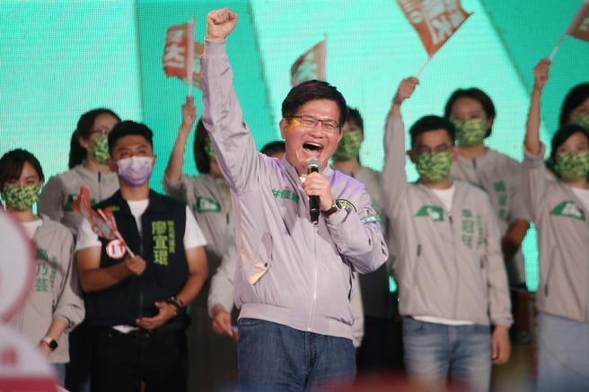 民進黨新北市長候選人林佳龍，號召選民一同支持18歲公民權。（資料照／姚志平攝）