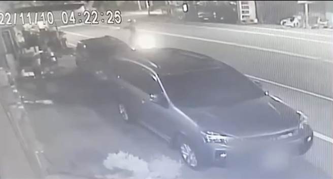 台南市學甲區市議員謝財旺服務處、原為民進黨中執委郭再欽所有的廠房10日凌晨發生槍擊案，警方調查兩起槍擊案的槍手為同一人，事發第3天槍手仍未落網。（讀者提供／張毓翎台南傳真）