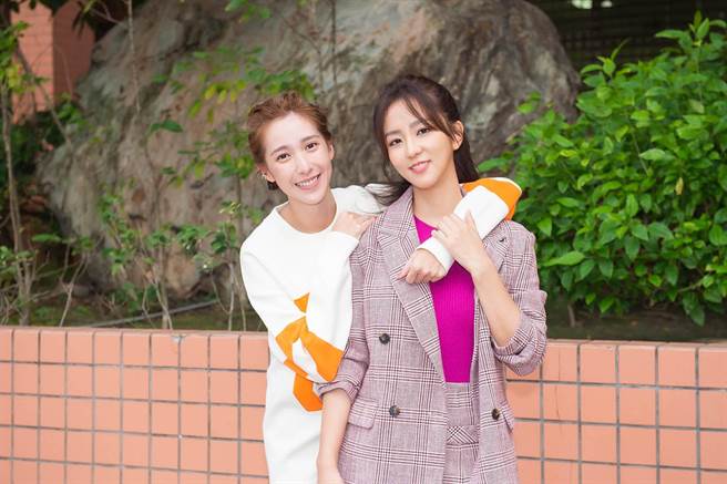 周晓涵、杨晴开心回到校园。（TVBS提供）
