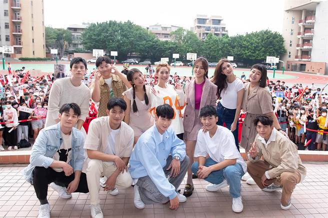《机智》演员群开心重回校园图。（TVBS提供）