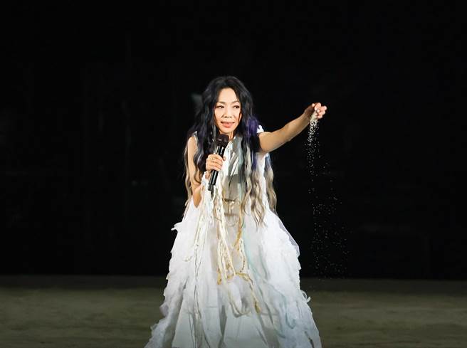 萬芳熱情向粉絲介紹用心打造滿地沙子舞台。（羅永銘攝）